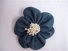 mooie broche bloem corsage leer donkerblauw