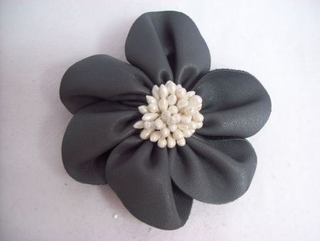 donker antraciet grijze leren corsage broche bloem - 1