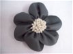 donker antraciet grijze leren corsage broche bloem - 1 - Thumbnail