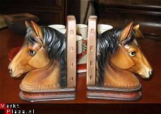 Boekensteunen paardenhoofden