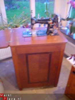 aangeboden oude naaimachine in meubel - 1