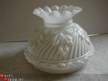 wit melkglas lampekapje voor olielampje heel oud - 1