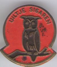 Uiltje sigaren rood/zwart speldje ( K_139 )