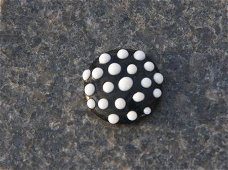 Button bead drukker nummer 56 zwart met stippen handgemaakt.