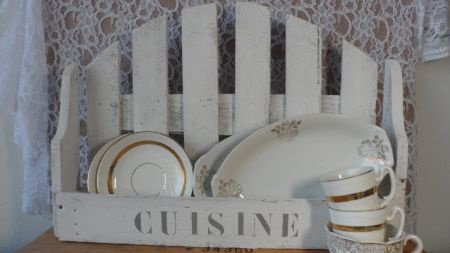 Wit bordenrek in vintage-look,met Franse tekst - nr. 1