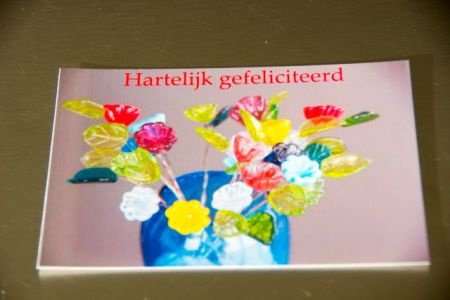 Kaart Van harte gefeliciteerd met glasbloem en glasblaadje. - 1