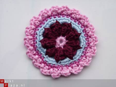 ** Gehaakte bloemapplicatie (roze/bordeaux) - nr. 1