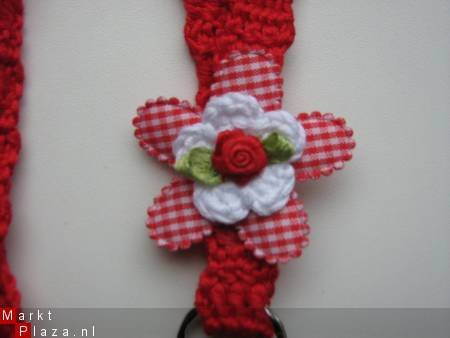 ** Gehaakt keycord met bloemetjes (rood - 1) - 1