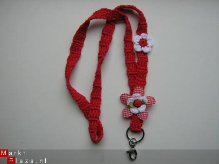 ** Gehaakt keycord met bloemetjes (rood - 1) - 2