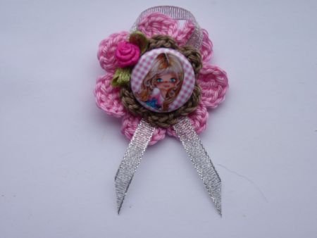 ** Gehaakte broche met button Meisje (met roosje/lintje) - nr. 1