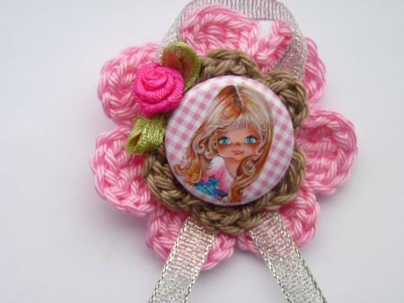 ** Gehaakte broche met button Meisje (met roosje/lintje) - Afbeelding 2