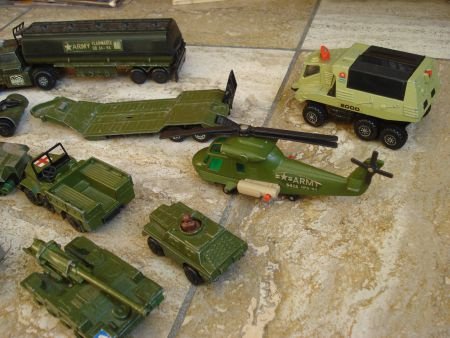 mathbox vliegtuigjes auto,s tanks militair enz meeste 1973 - 1