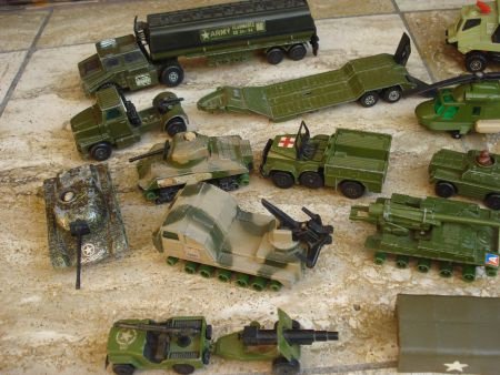 mathbox vliegtuigjes auto,s tanks militair enz meeste 1973 - 1