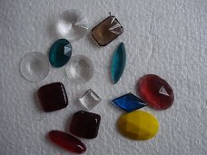 15 glazen stenen voor sieraden te maken  steen is 2,4x 1,7 c
