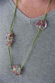 Groene suede ketting met 3 handgemaakte glasbeads. - 1