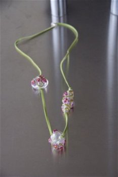 Groene suede ketting met 3 handgemaakte glasbeads. - 1