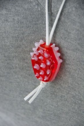 Grote oranje clockwork glashanger met witte suède ketting. - nr. 1