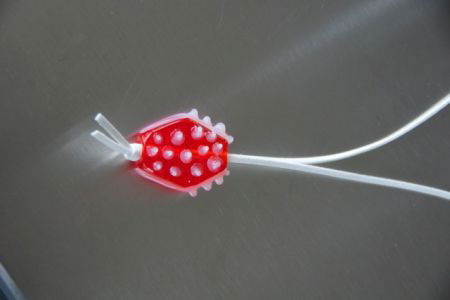 Grote oranje clockwork glashanger met witte suède ketting. - Afbeelding 3