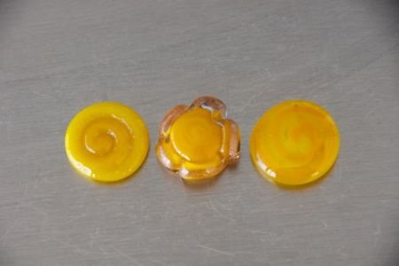 1 gele button bead drukkers handgemaakt. - 2
