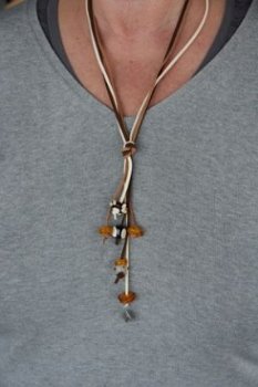 Unieke suede ketting met glasbeads amber / bruin. - 1