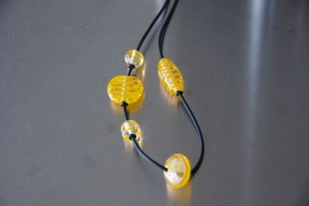 Rubberen ketting met 5 geel filigraan glasbeads / kralen. - 1