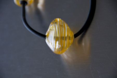 Rubberen ketting met 5 geel filigraan glasbeads / kralen. - 1