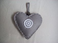 mooi hartje grijs met kant kadoo en decoratie hart