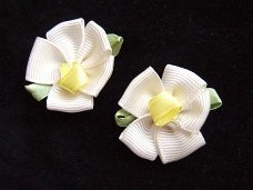 Mooie bloem van grosgrain lint ~ Ivoor