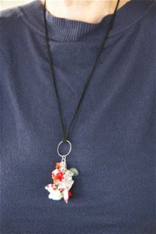 Bloemenketting glasbeads rood wit NIEUW.