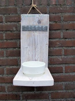 PLANTENHANGER VAN STEIGERHOUT MET WITTE BLOEMPOT. - 1