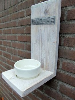 PLANTENHANGER VAN STEIGERHOUT MET WITTE BLOEMPOT. - 1