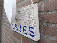 "KUSJES" BORD MET BLAUWE LETTERS VAN STEIGERHOUT.