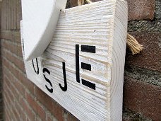 "KUSJE" BORD MET ZWARTE LETTERS VAN STEIGERHOUT.