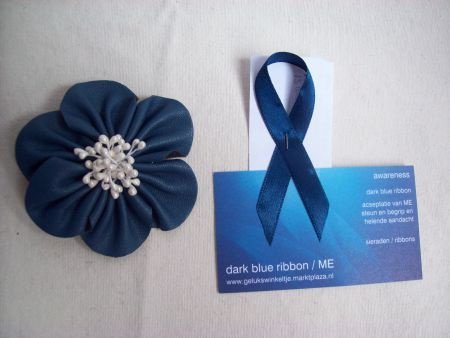 blauwe bloem broche speld corsage - gratis ME lintje ribbon - 1