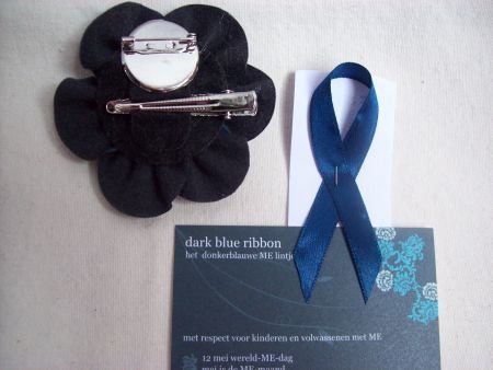 blauwe bloem broche speld corsage - gratis ME lintje ribbon - 2