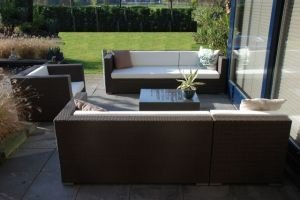 Loungeset Arbrini bruin wicker, hoekbank, stoel en tafel € 1.395,00 - 1