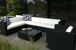 Loungeset zwart wicker met witte kussens nu € 1.395,00 - 2