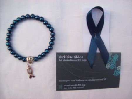 donkerblauwe parel armband + zilver hope ribbon v ME patient - 2