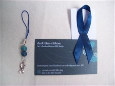 darkblue ME hanger met gratis bewustzijns ribbon en kaartje