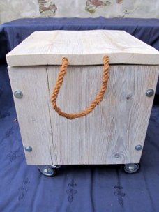 HOCKER MET KUSSEN VAN STEIGERHOUT.