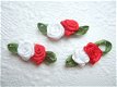 Lief dubbel satijnen roosje ~ Rood / wit - 1 - Thumbnail