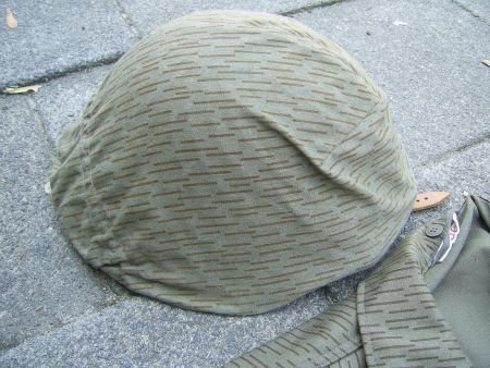 NVA gevechtstenue camo incl. helm ,koppel en magazijn tas - 1