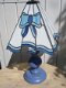Handgemaakt Tiffany schemerlampje met blauw houten voetje - 1 - Thumbnail