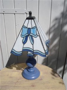 Handgemaakt Tiffany schemerlampje met blauw houten voetje