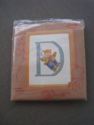 Nieuw borduurpakketje letter D met beertje - nr. 1