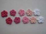 ** 10 gehaakte bloemetjes - 2 cm (roze tinten)