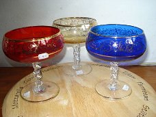 3 mooie gekleurde cocktail glazen goudopdruk gedraaide voet