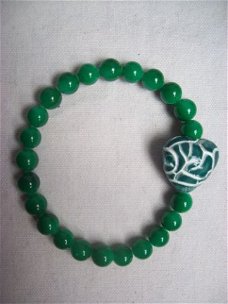 mooie parelmoer parel armband met groen keramiek hart