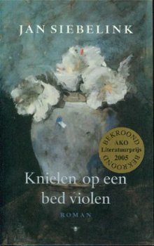 Siebelink, Jan; Knielen op een bed violen - 1