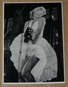 Postkaart, Serie Humorfoto Knokke-Heist, Marilyn Monroe, 1983. - 0